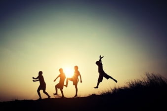 siluetas-de-ninos-jugando-al-atardecer_1150-456